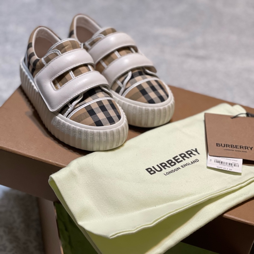 Great condition size 26 toddler original box, dust bag , recipe of purchase